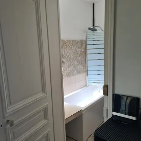 D Homestay Paris